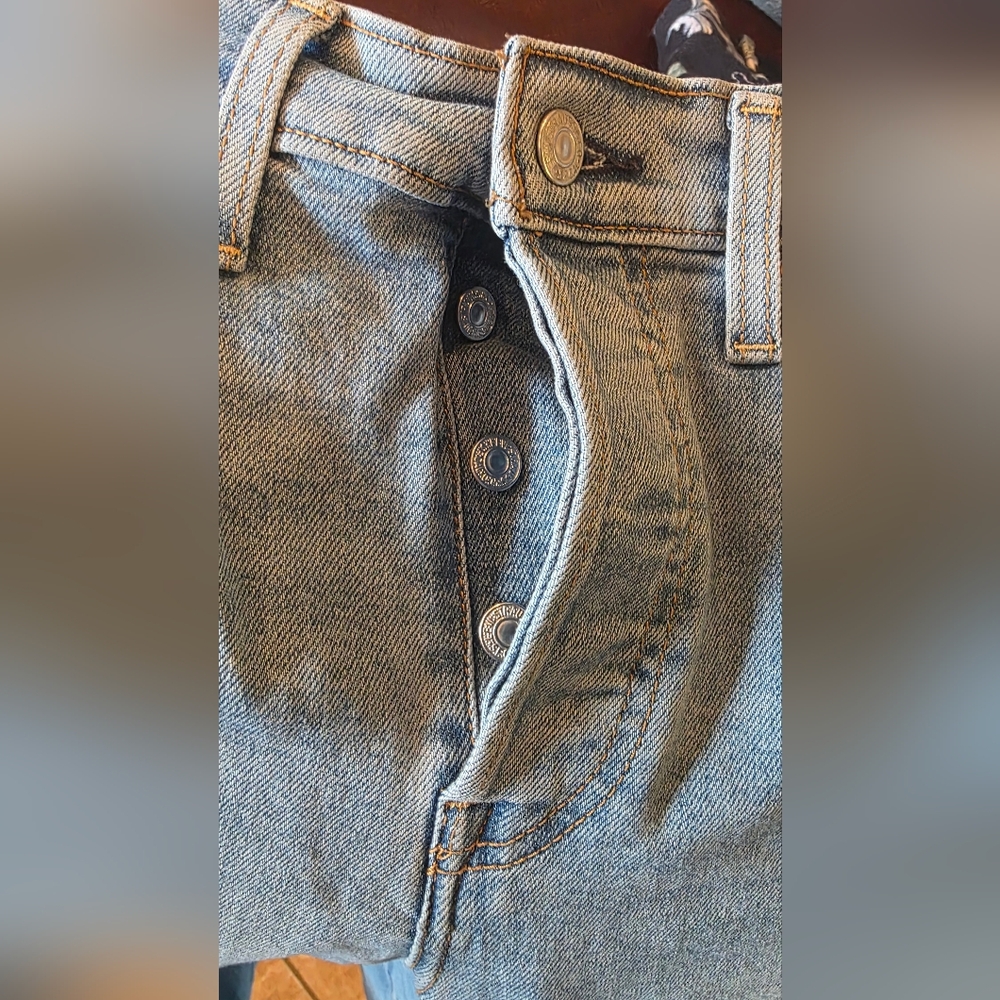 Levis Blue Ripped Women’s Jeans - Classic High-Rise Style SZ 28 - Picture 4 of 5